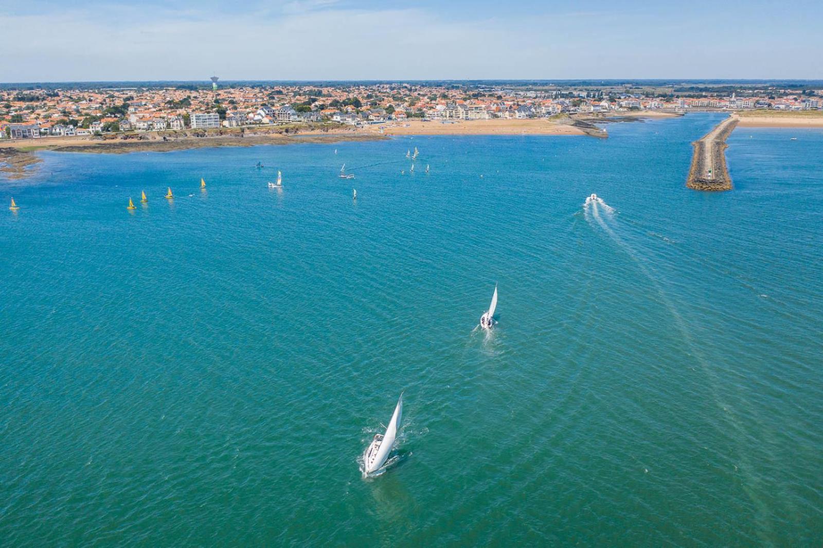 Le Bateau Ivre 50 M De La Plage Saint Gilles Croix de vie Bagian luar foto